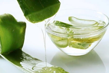 Ve cómo borrar las manchas del acné con gel de sábila